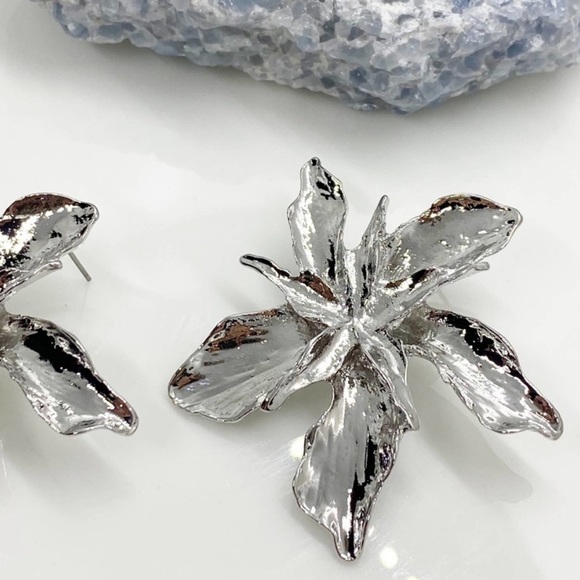 Anthropologie Silver Flower Earrings - Picture 3 of 13